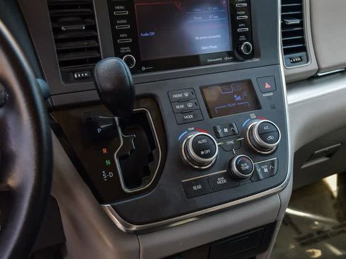 Used 2018 Toyota Sienna LE w/ Carpet Mat Package image 21