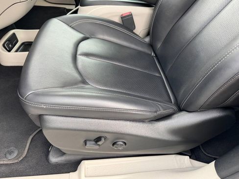 Used 2024 Chrysler Pacifica Touring-L image 15