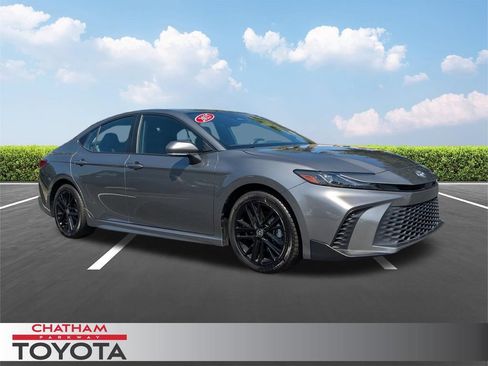 Used 2025 Toyota Camry SE FWD image 1