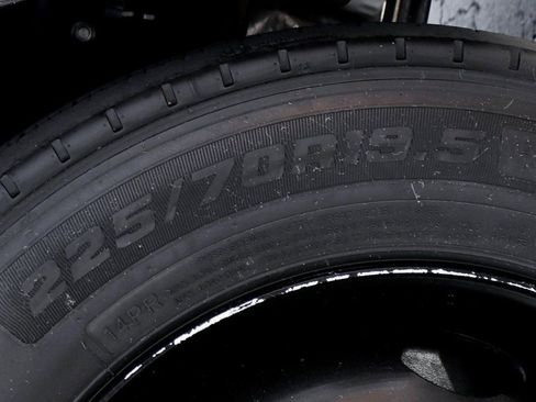 Used 2019 Isuzu NPR HD image 31