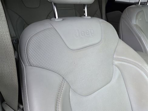 Used 2019 Jeep Cherokee Limited image 8