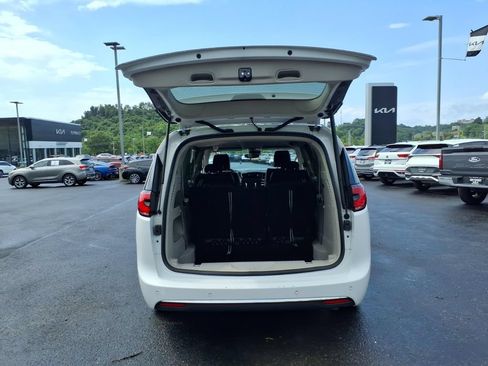 Used 2024 Chrysler Pacifica Touring-L FWD image 14