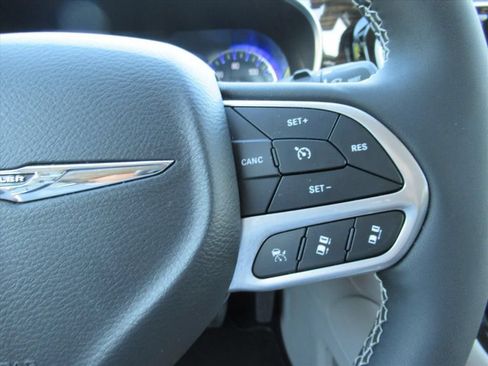 Certified 2024 Chrysler Pacifica Limited AWD/4WD image 30