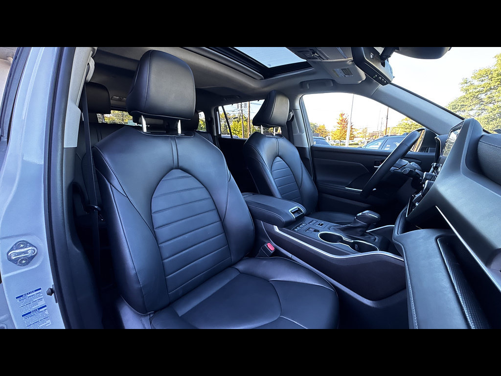 Used 2022 Toyota Highlander XLE AWD/4WD image 25