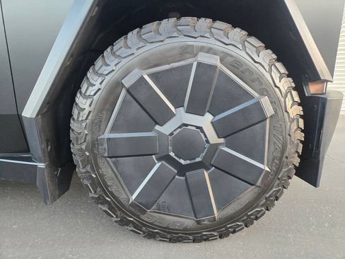 Used 2024 Tesla Cybertruck AWD Crew Cab image 20