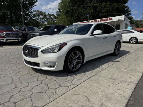 Used 2018 INFINITI Q70 Luxe RWD image 1