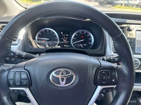 Used 2017 Toyota Highlander XLE FWD image 12