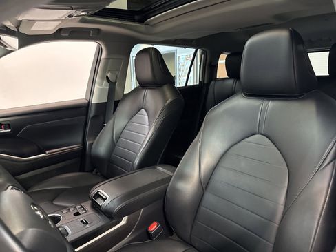 Used 2023 Toyota Highlander XLE FWD image 6