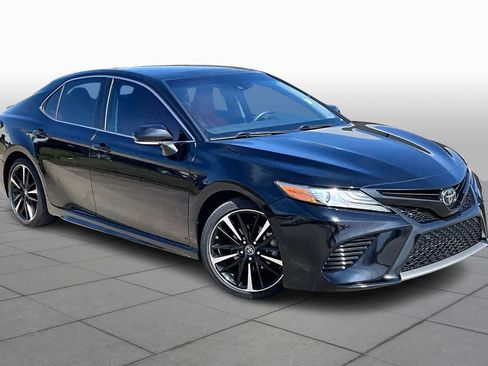 Used 2018 Toyota Camry XSE image 3