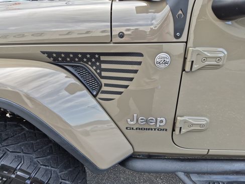 Used 2020 Jeep Gladiator Overland AWD/4WD image 8
