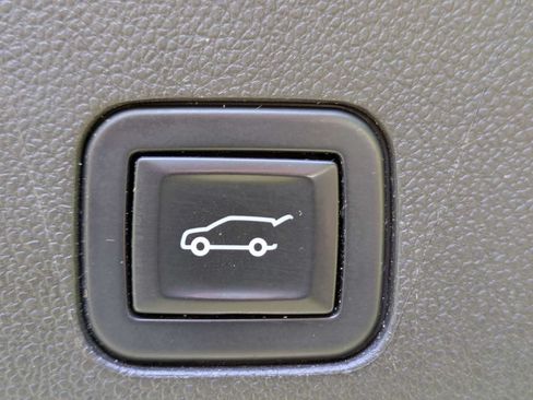 Used 2022 Chevrolet Tahoe Z71 w/ Luxury Package AWD/4WD image 14