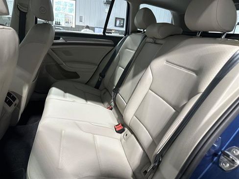 Used 2017 Volkswagen Golf SE image 18