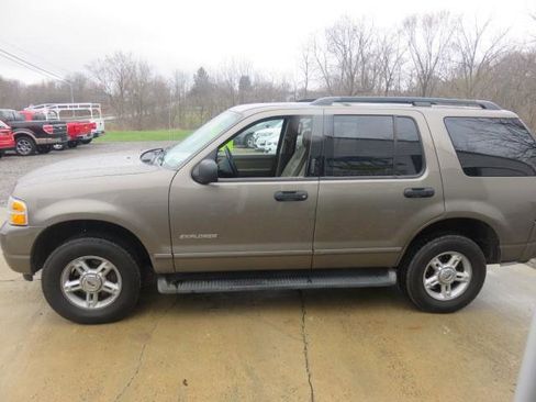 Used 2004 Ford Explorer XLT image 4