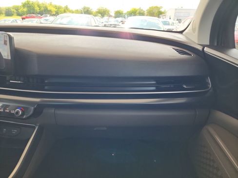 Used 2025 Kia Carnival FWD image 19