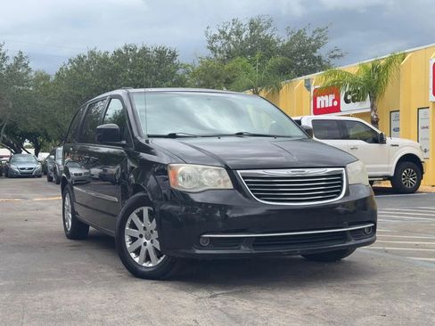 Used 2014 Chrysler Town & Country Touring image 1