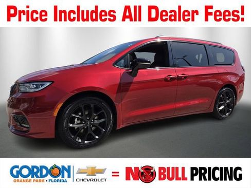 Used 2025 Chrysler Pacifica Limited FWD image 1