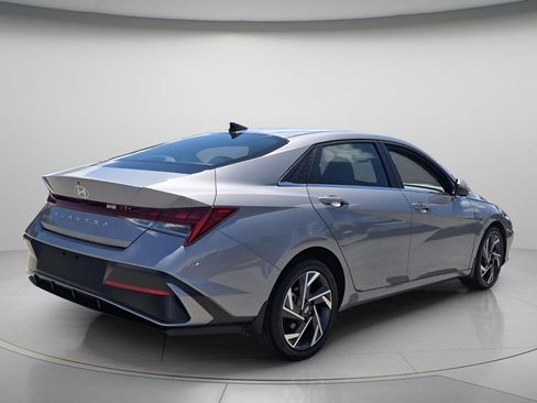 Certified 2025 Hyundai Elantra SEL FWD image 8
