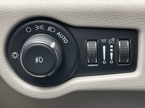 Used 2024 Chrysler Pacifica Touring-L FWD image 31