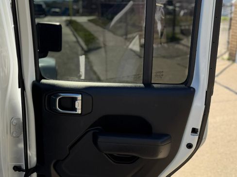 Used 2022 Jeep Gladiator Sport AWD/4WD image 19