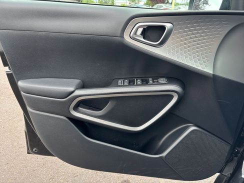 Used 2025 Kia Soul LX w/ LX Technology Package FWD image 18