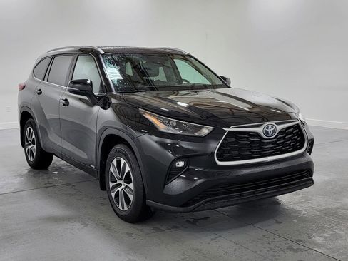 Used 2023 Toyota Highlander XLE AWD/4WD image 2