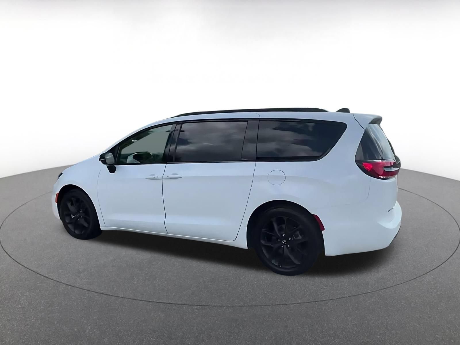 Used 2025 Chrysler Pacifica Limited FWD image 9