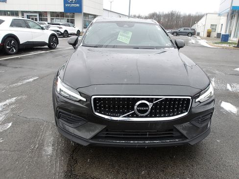 Used 2020 Volvo V60 T5 Cross Country image 2