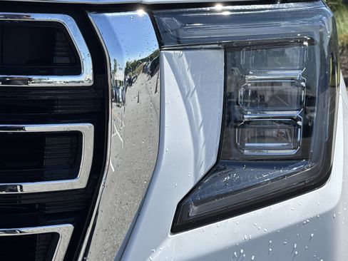 Used 2023 GMC Yukon SLT AWD/4WD image 6