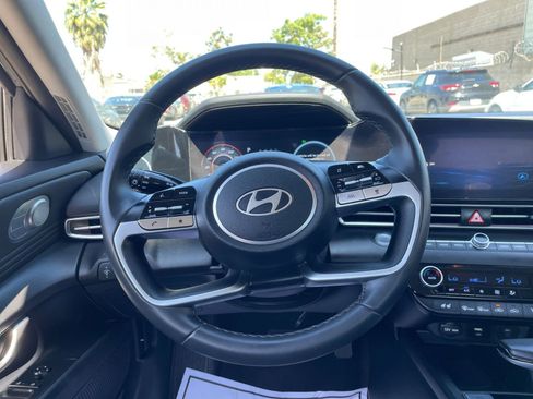 Used 2025 Hyundai Elantra Limited image 29