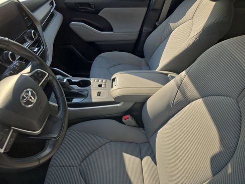 Used 2023 Toyota Highlander LE image 17