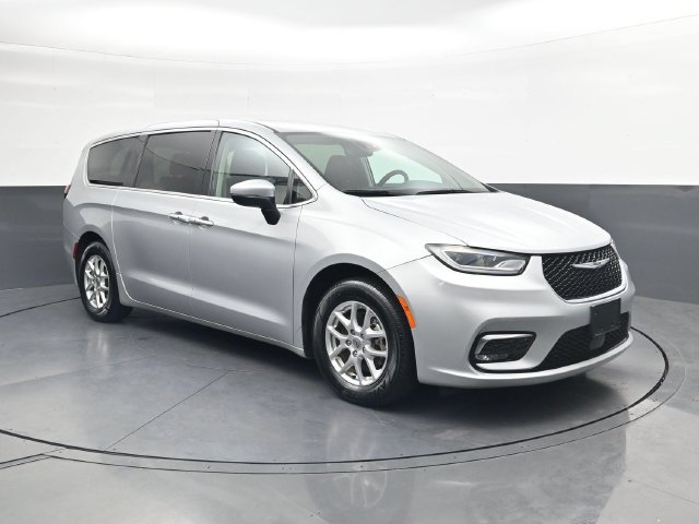 Used 2023 Chrysler Pacifica Touring-L FWD image 2