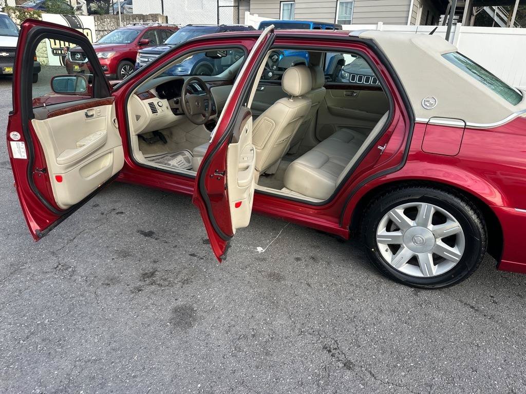 Used 2006 Cadillac DTS w/ Trunk Convenience Package FWD image 9