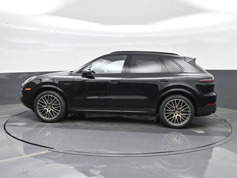 Certified 2023 Porsche Cayenne Platinum Edition AWD/4WD image 2