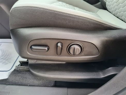 Used 2021 Chevrolet Equinox LS image 22