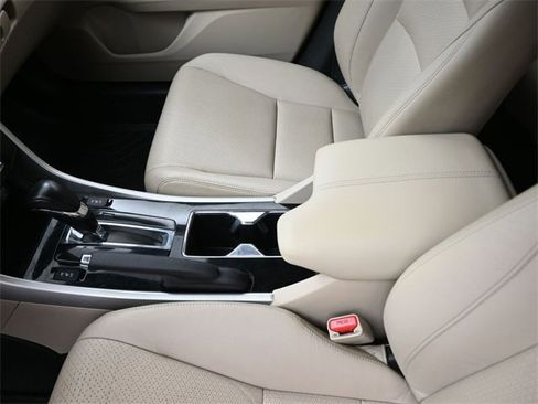 Used 2016 Honda Accord Touring image 9