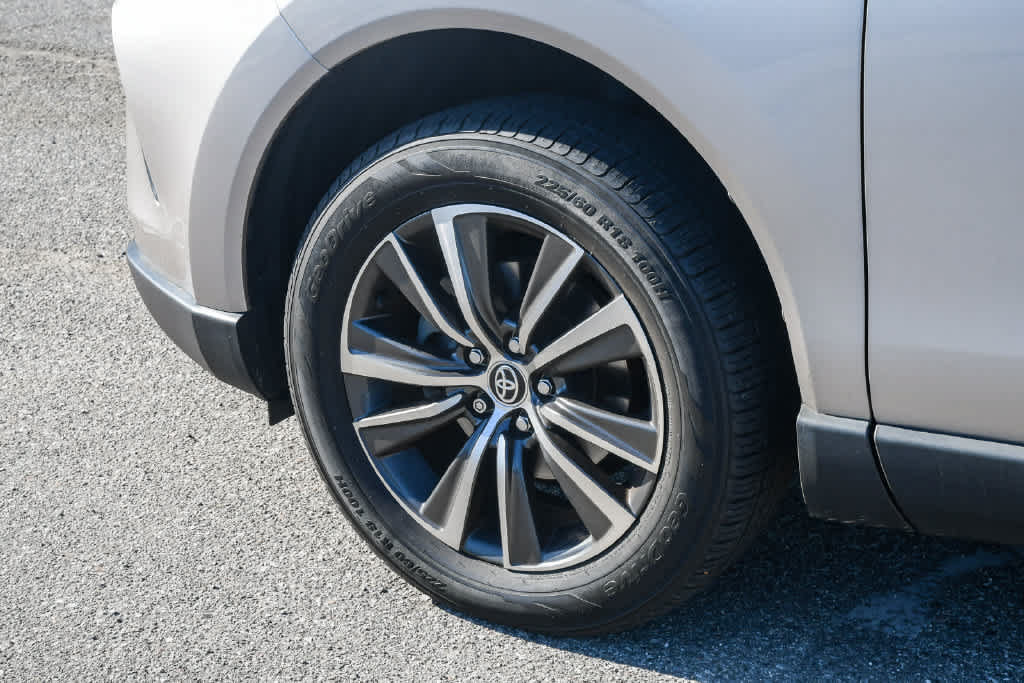 Used 2021 Toyota Venza LE AWD/4WD image 11