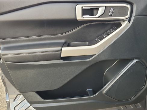 Used 2022 Ford Explorer XLT image 16