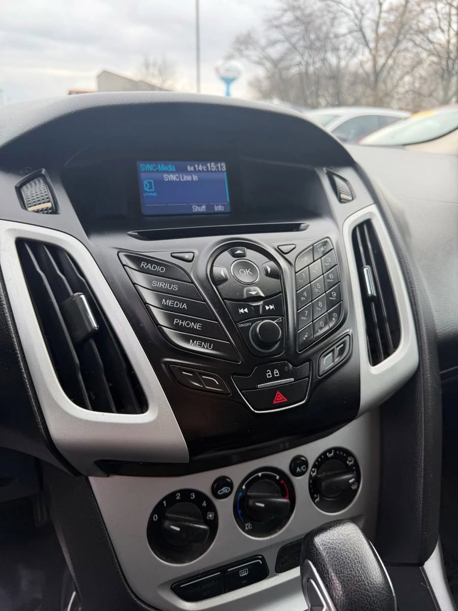Used 2014 Ford Focus SE w/ SE Winter Package FWD image 16