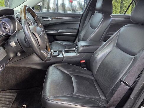 Used 2016 Chrysler 300 C image 9