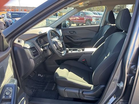 Used 2023 Nissan Rogue S image 10