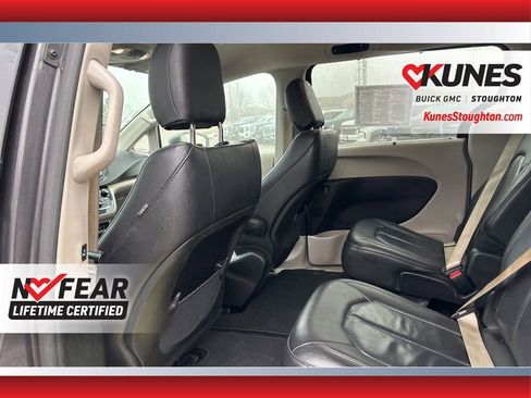 Used 2019 Chrysler Pacifica Touring-L image 24