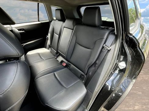 Used 2022 Toyota Corolla Cross XLE FWD image 21