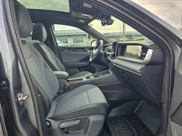 Used 2025 Volkswagen Tiguan SE R-Line AWD/4WD image 10