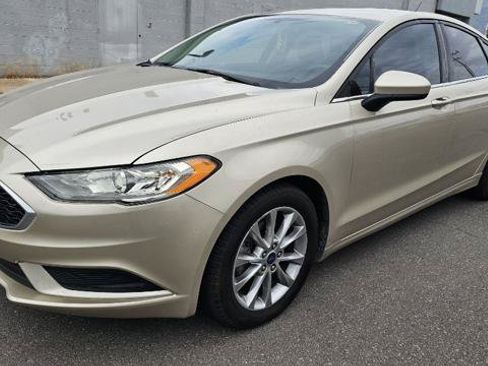 Used 2017 Ford Fusion SE FWD image 1