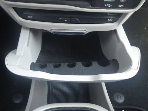 Used 2017 Chrysler Pacifica Limited w/ UConnect Theater Package FWD image 36