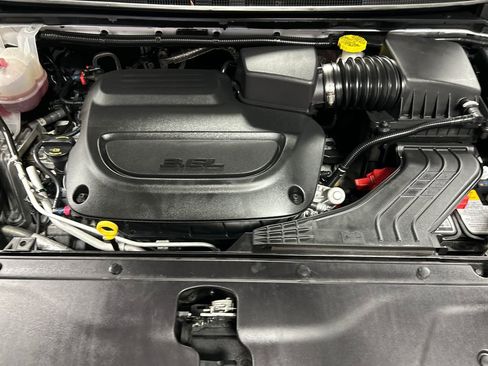 Used 2024 Chrysler Pacifica Touring-L FWD image 27