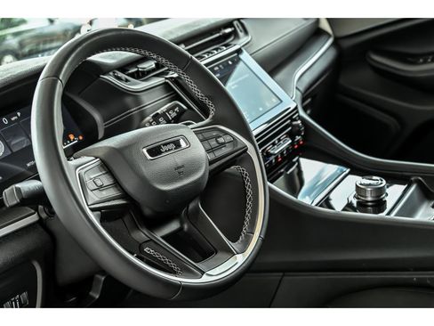 Used 2023 Jeep Grand Cherokee Laredo AWD/4WD image 13