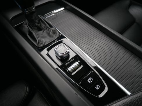 Used 2019 Volvo XC60 T5 Momentum w/ Protection Package Premier image 28