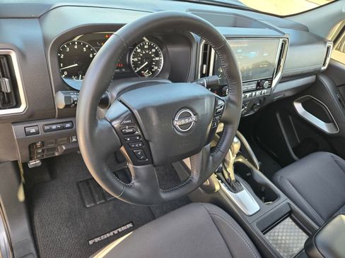 Used 2025 Nissan Frontier SV w/ SV Convenience Package RWD image 18