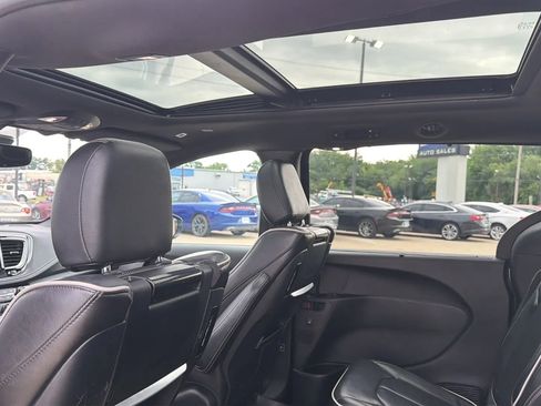 Used 2018 Chrysler Pacifica Limited w/ Advanced Safetytec Group FWD image 39